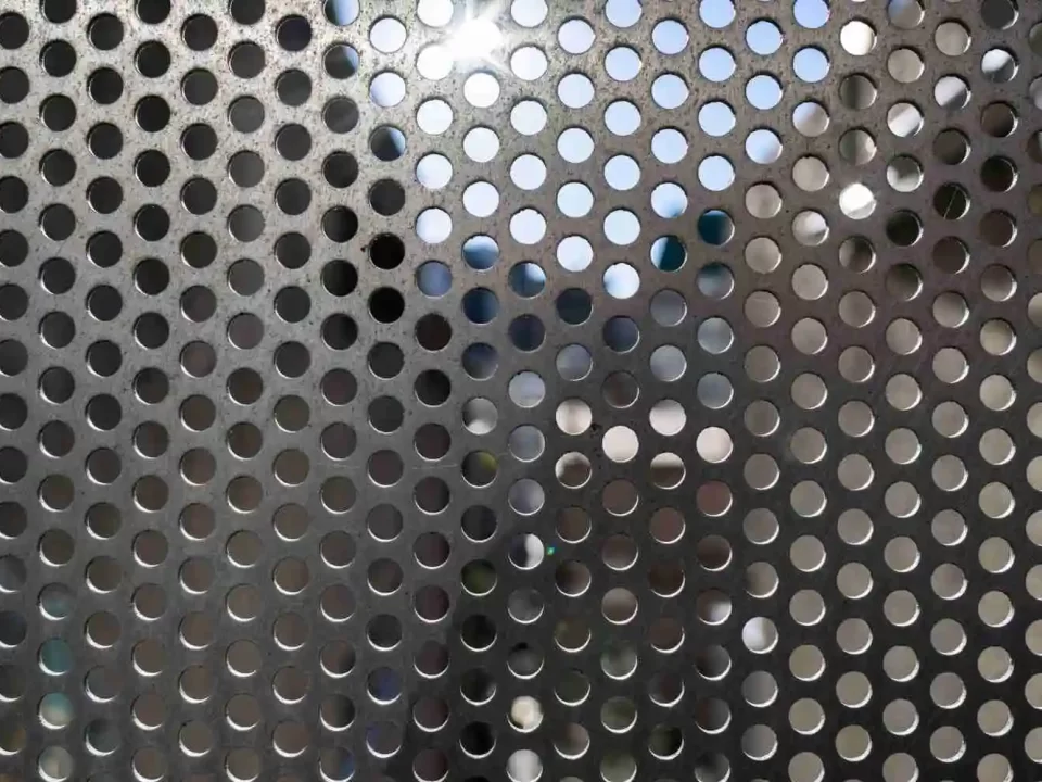 Imagem com uma tela perfurada feita de metal